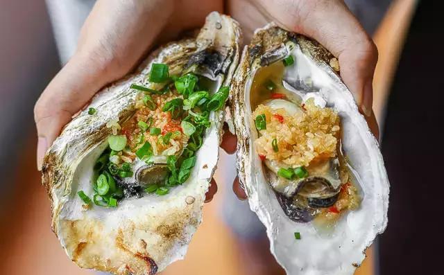 汕尾人吃海鲜,原来海边人是这样吃海螺的