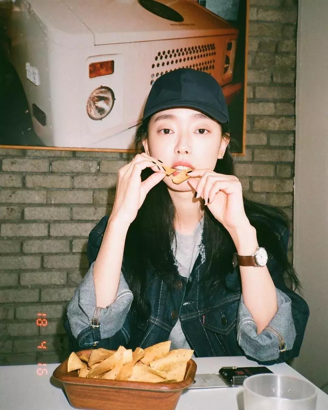 单眼皮的女生还是双眼皮的好看,单眼皮女生必须是双眼皮才好看吗