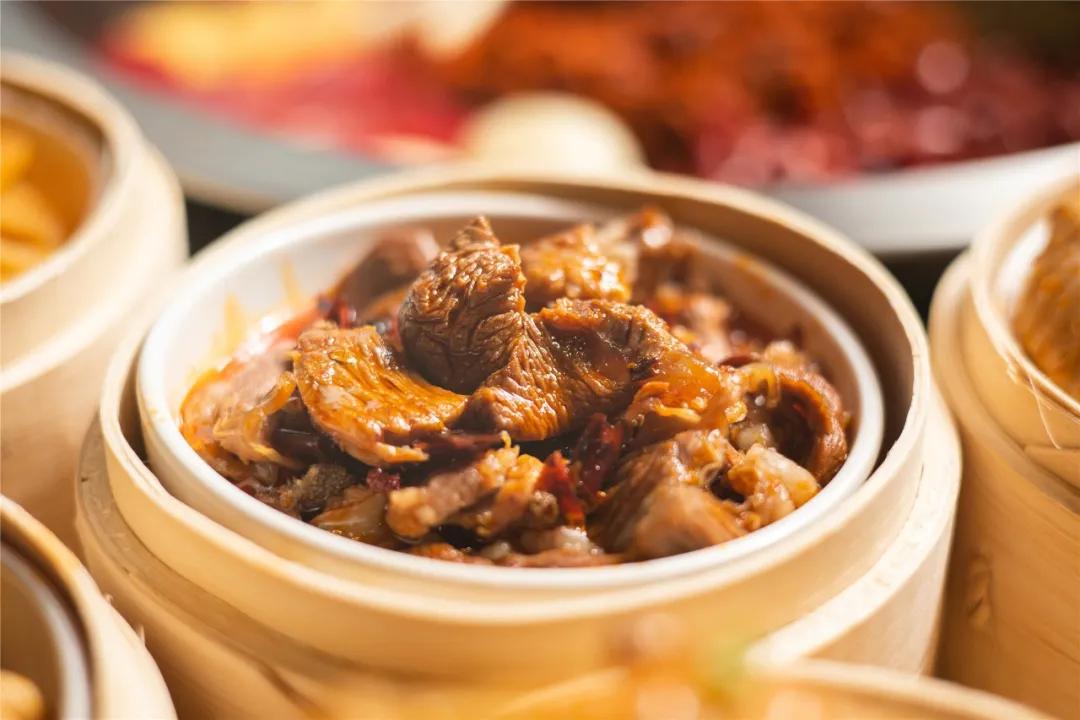 等位2000桌的“卤校长”杀进人广！女生来，免费吃