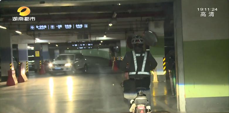 在长沙，一位的哥和一位代驾的夜晚