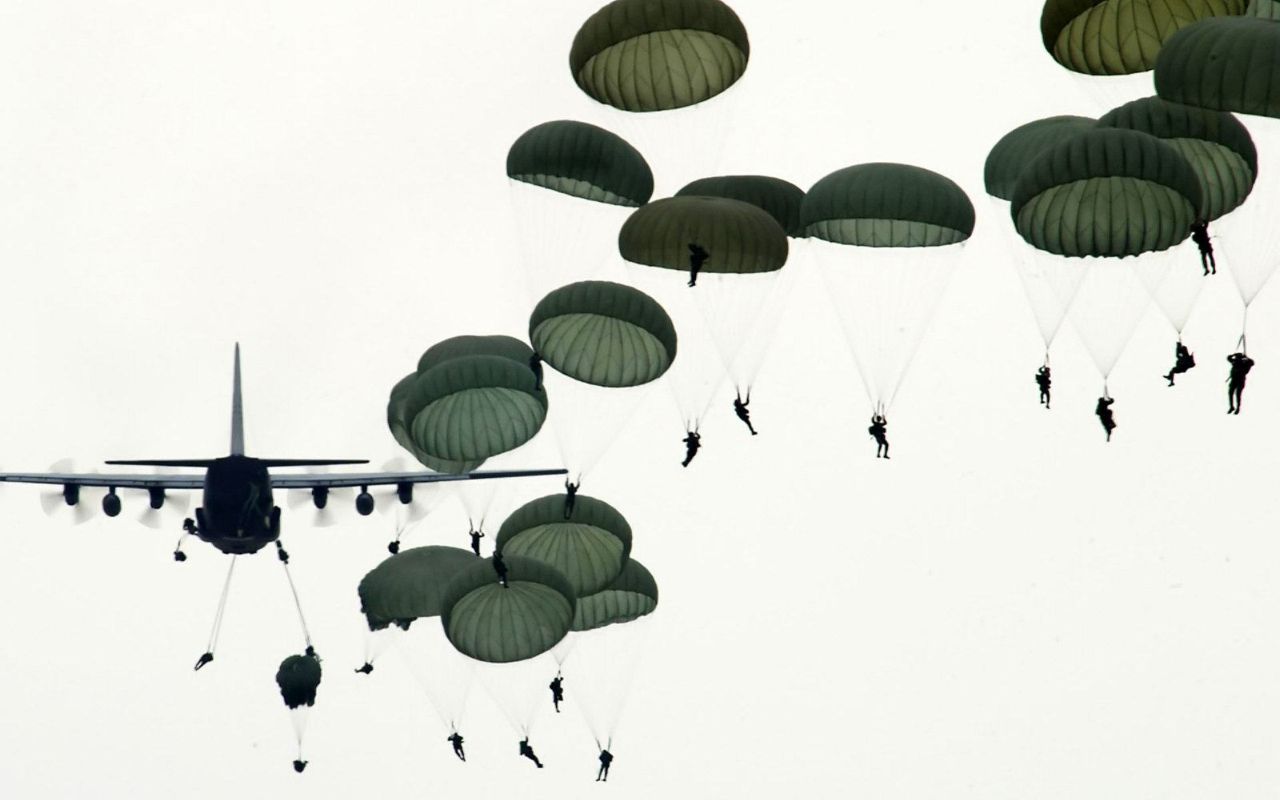 战争中伞兵着陆后降落伞怎么处理,空降兵落地后降落伞怎么处理