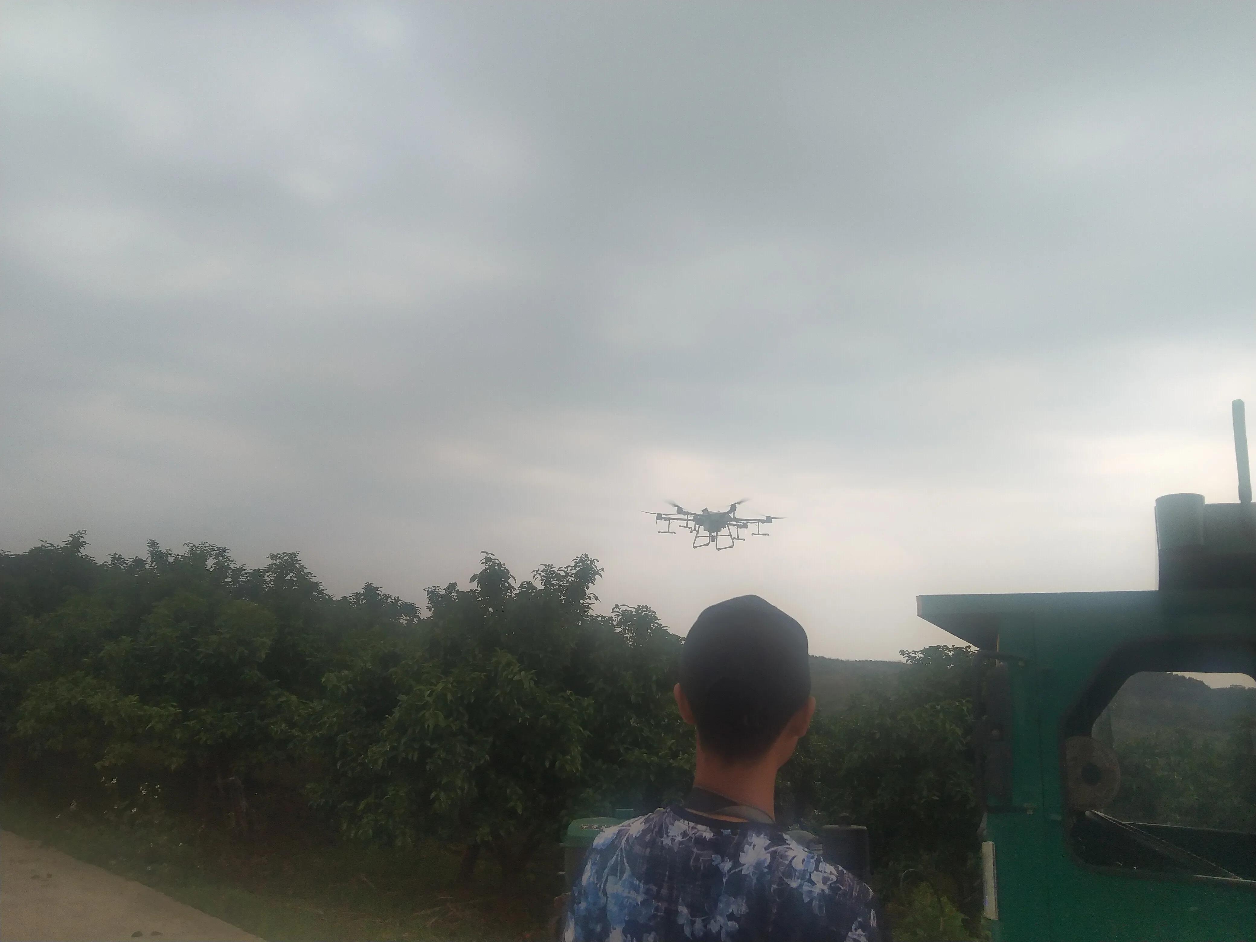 翱翔蓝天的无人机,翱翔蓝天下的大疆无人机