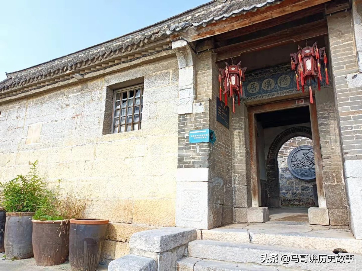 河南省鹤壁市鹤山区西杨邑村秦家大院门楣“道德广居”与传统文化