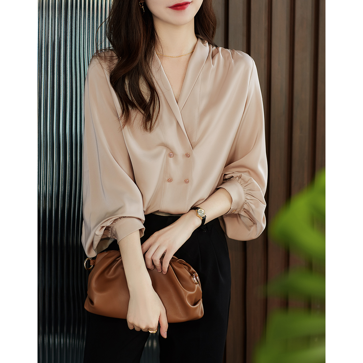 白色修身打底衫搭配裤子 (宽松保暖打底衫怎么搭配裤子)