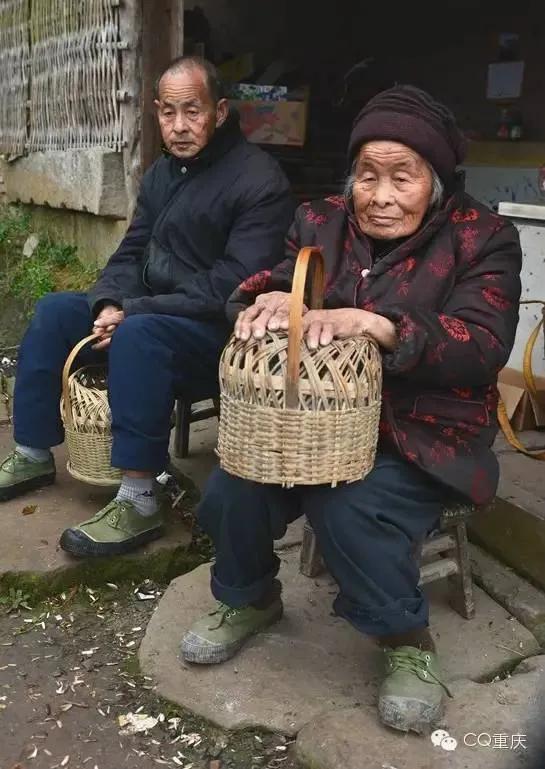 天冷了有什么取暖神器,数九寒冬屋内火炉取暖