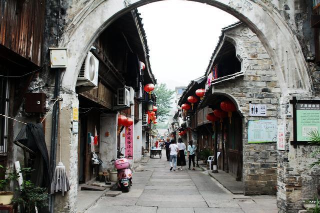 这条街以前很繁华,这条街历经百年变迁