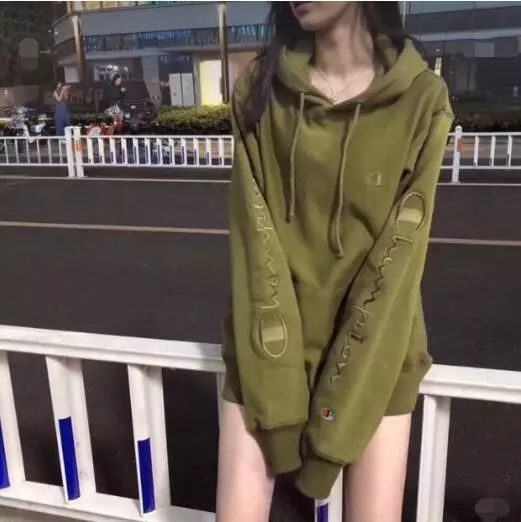 冬天卫衣这样穿时髦又惊艳,冬季流行的新款重磅卫衣