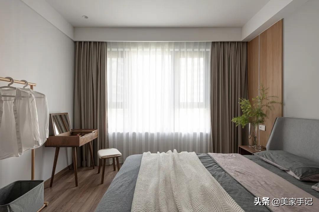 简单的白色原木色小家温馨又惬意,治愈系清新原木风的家