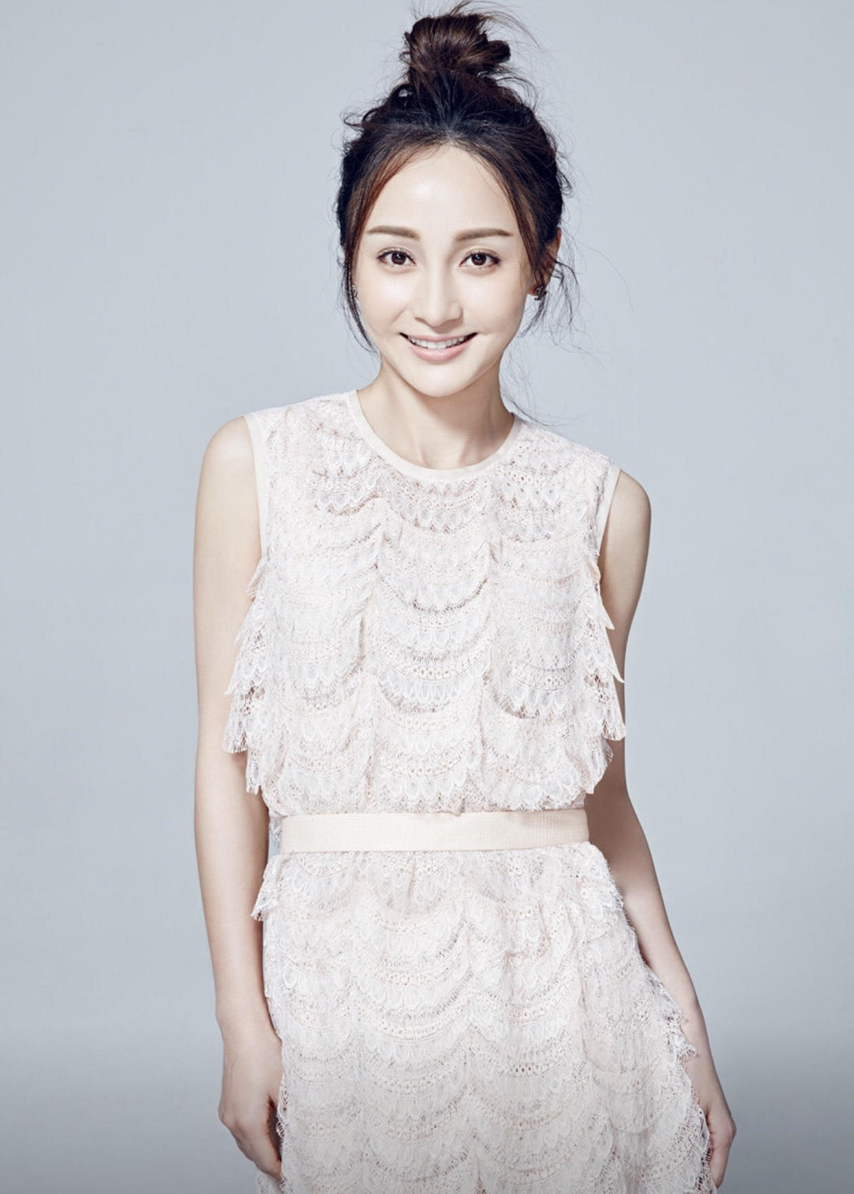 姚笛穿薄纱裙配什么发型,姚笛淡粉色深v裙秀身材