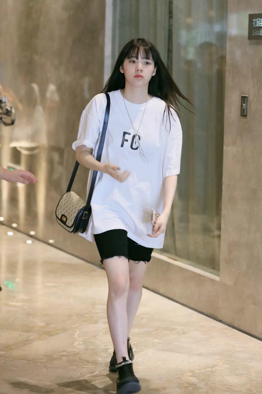 杨丞琳冻龄回到18岁,李荣浩演唱会杨丞琳露背长裙