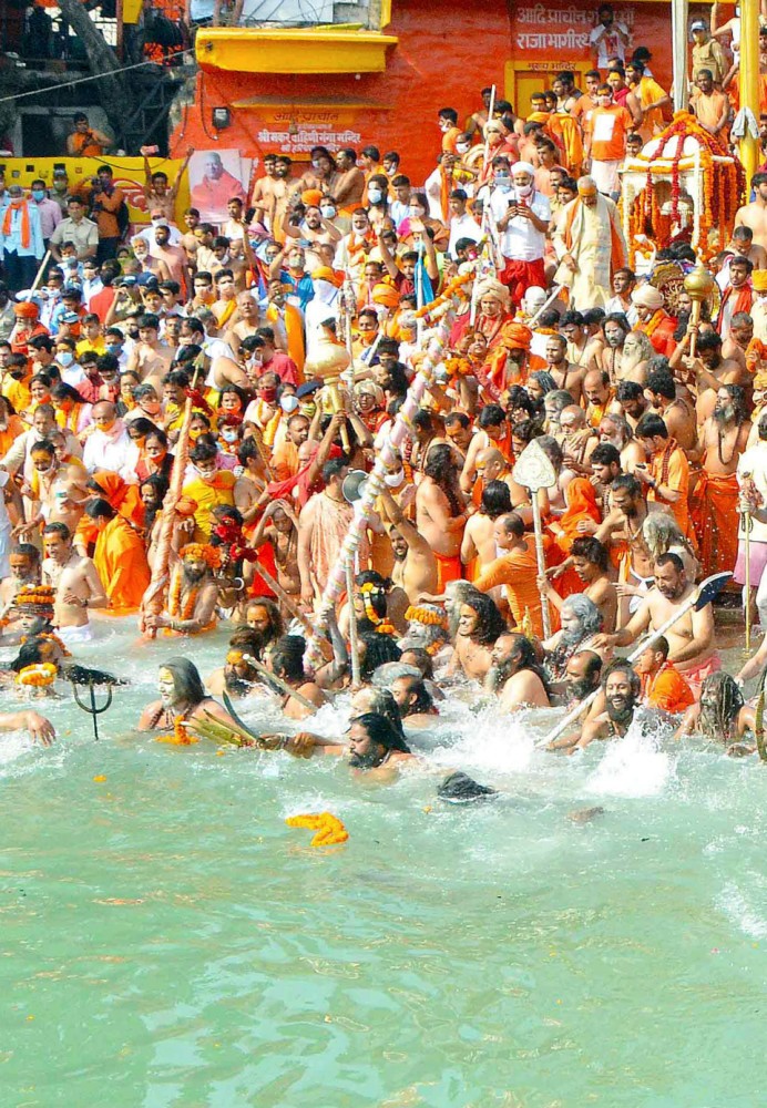 犹如最后的末日狂欢印度疫情下的“洒红节”