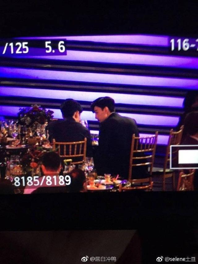 邓伦刘昊然同框热聊,两个人好直男呀,但旁边的关晓彤尴尬了