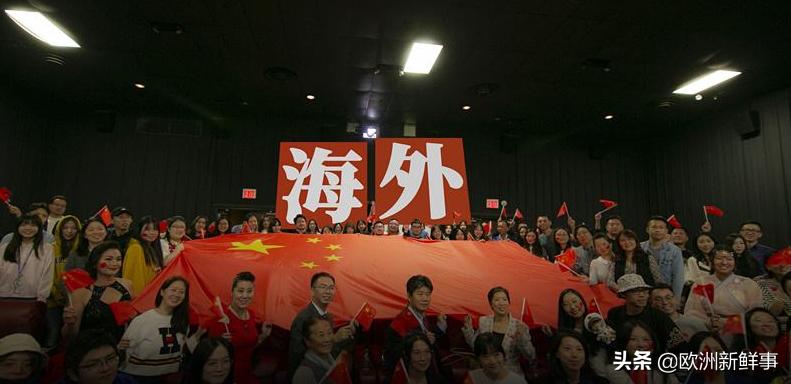 老外听我和我的祖国反应视频,老外音乐会全场齐唱我和我的祖国