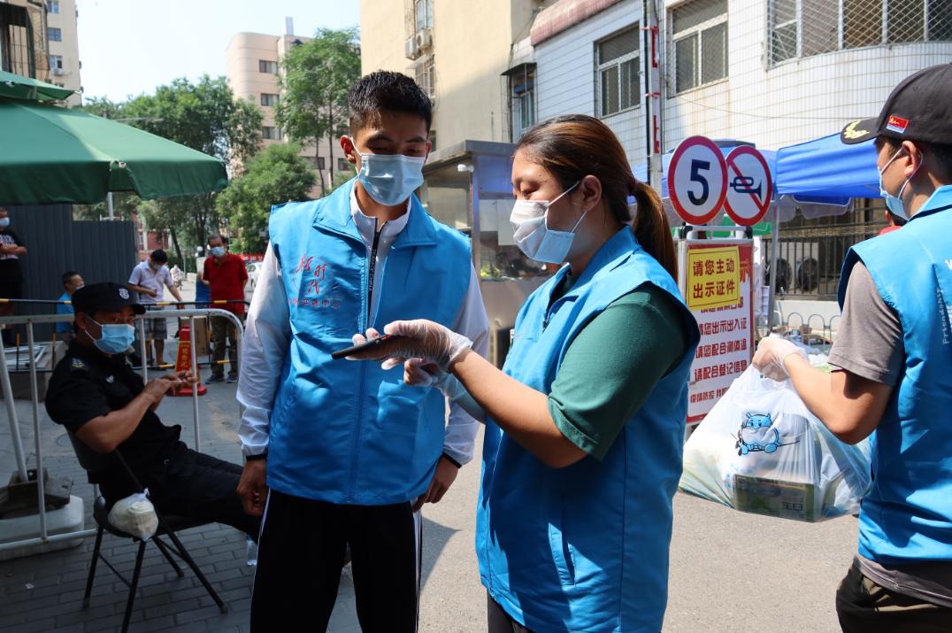 实录!小区封闭管理后,海淀这对夫妻跑来当志愿者……