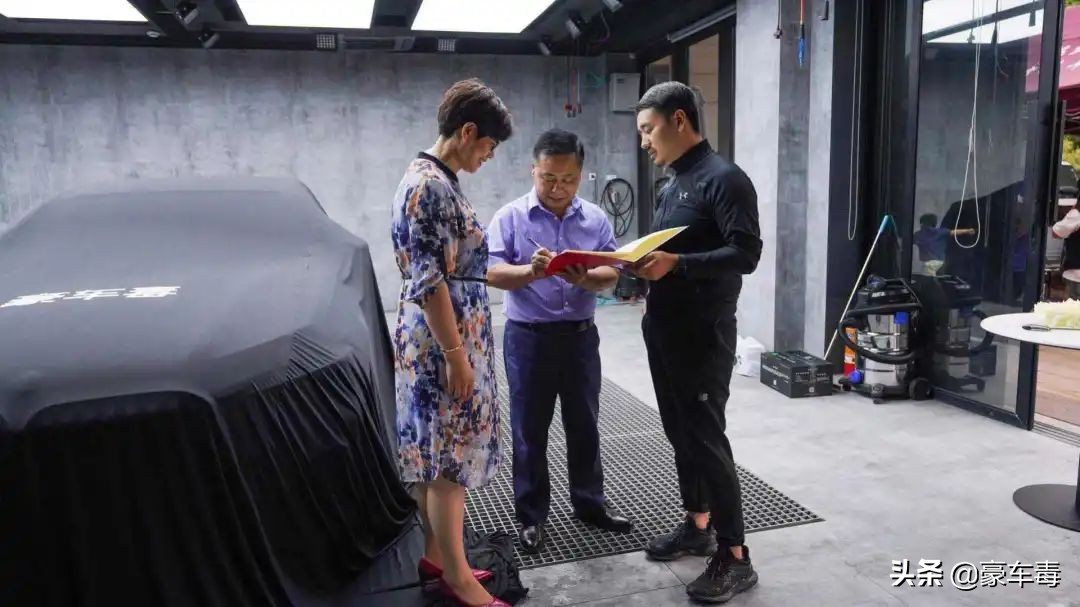 豪车毒老纪考斯特,豪车毒老纪小跟班