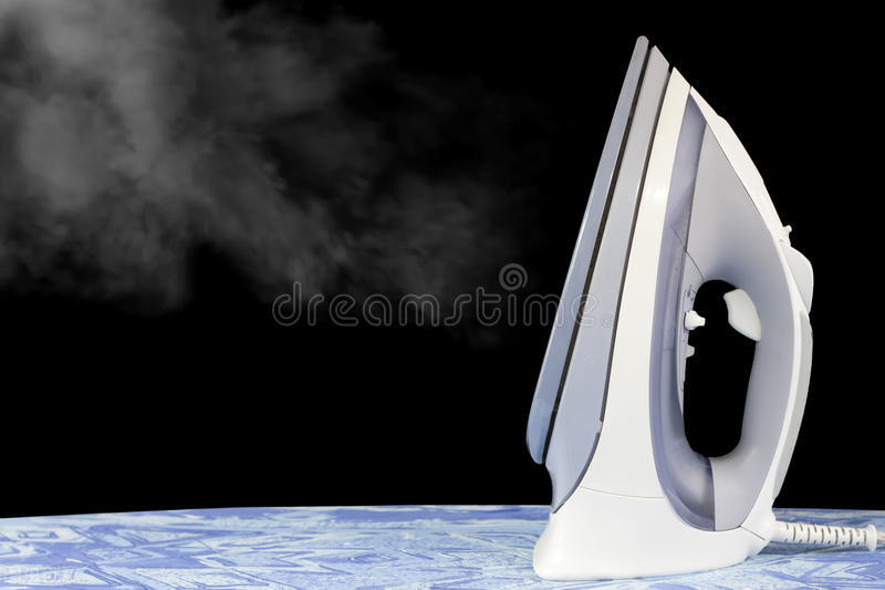 蒸汽电熨斗底部漏水怎么办,蒸汽电熨斗漏水咋回事