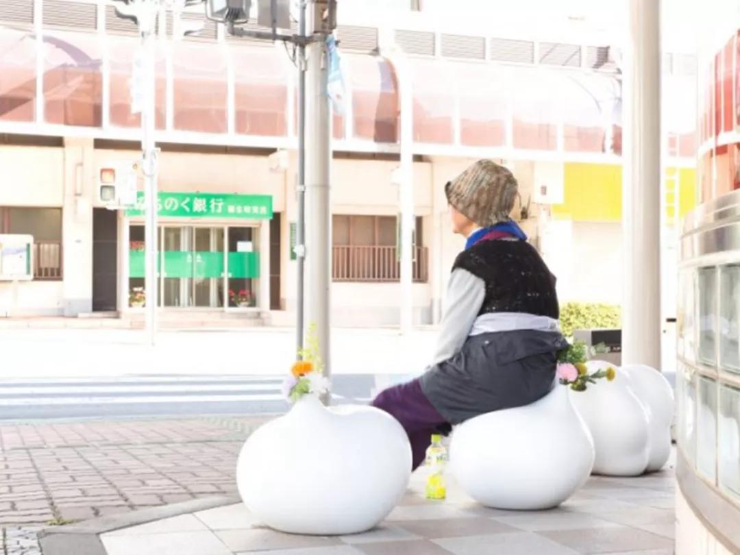 白天打卡33组奇妙的巨大装置，夜晚欣赏蓝色的光之海洋