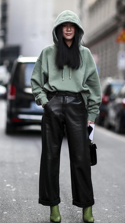 被当做时尚灾难的皮裤,今冬卷土重来成宠儿,没两把刷子不敢试