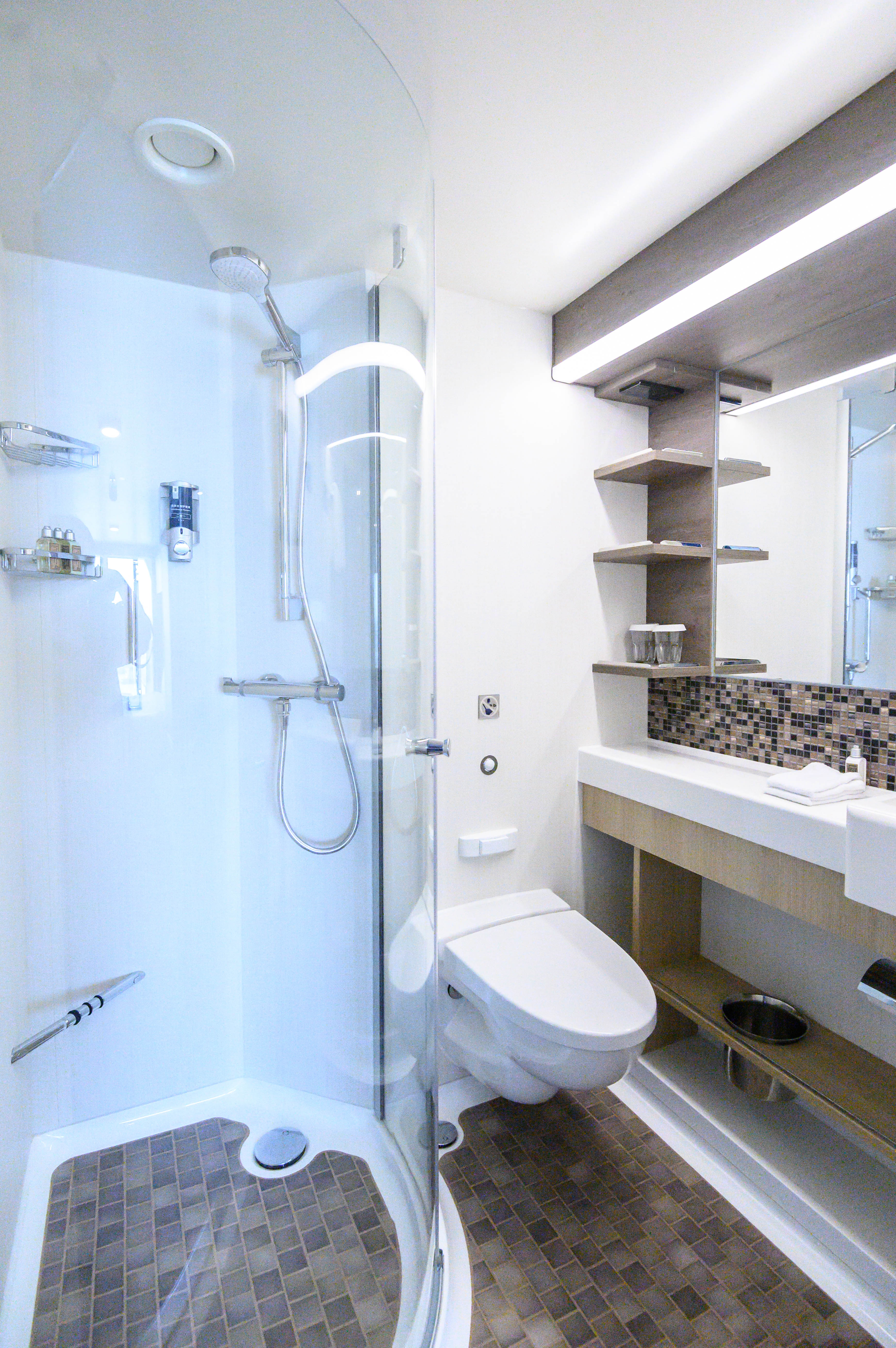 世界第一艘豪华邮轮,世界最大豪华邮轮首航