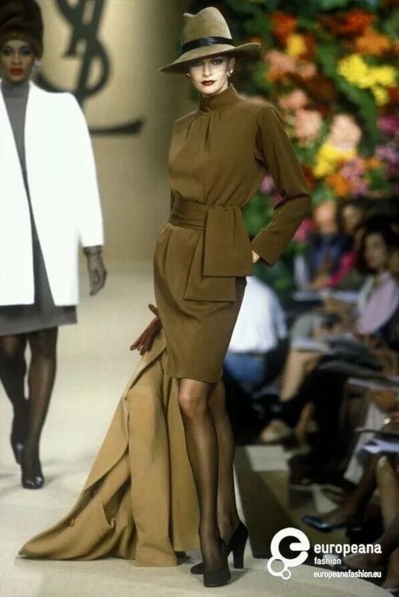 那个卖口红的YSL，教会女孩不色情的穿黑*袜丝**