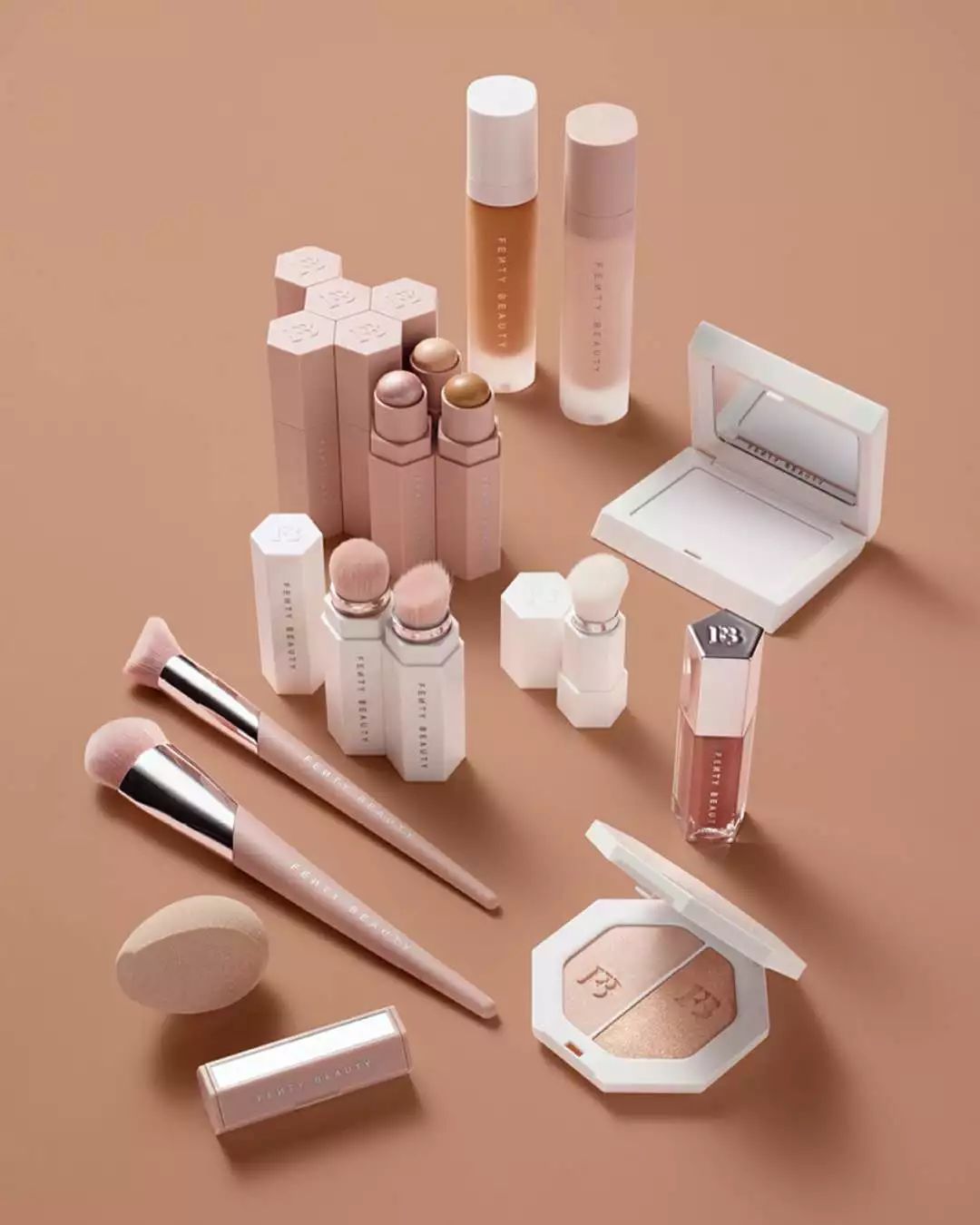 这个该死的女人也太会卖彩妆了吧,唱歌恐怕才是她的副业