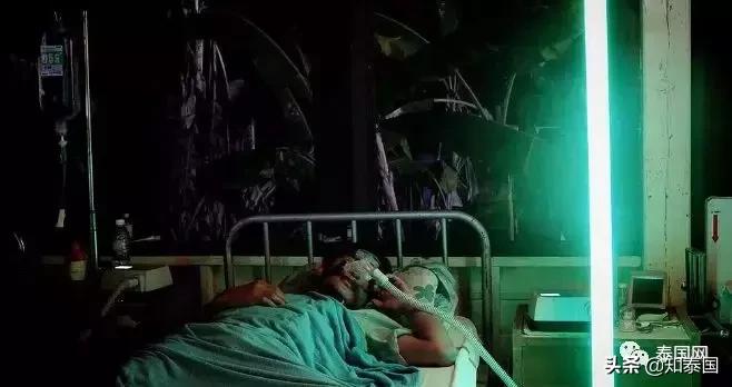 被士兵“上身”的年轻女巫，为何要去舔舐老女人伤痕累累的大腿？