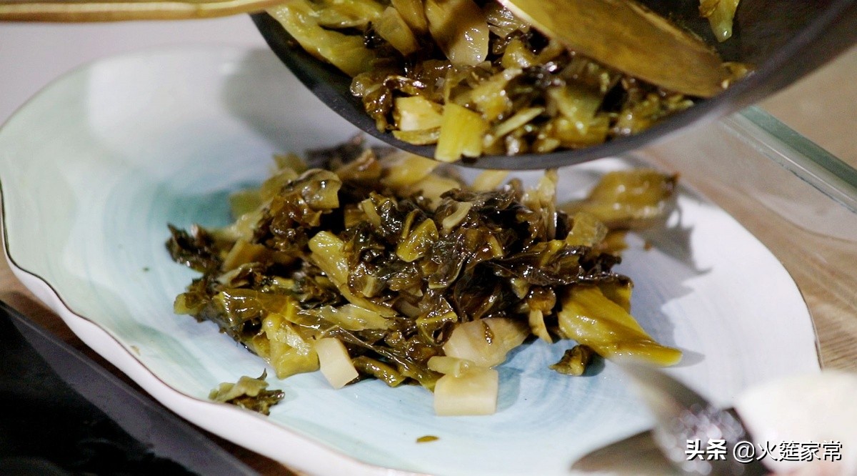 不二酸菜沸腾鱼,四川酸菜鱼正宗做法热油