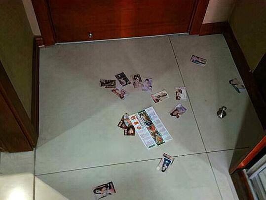 为什么一入住酒店就有小卡片,酒店里房间门口塞的小卡片可信么