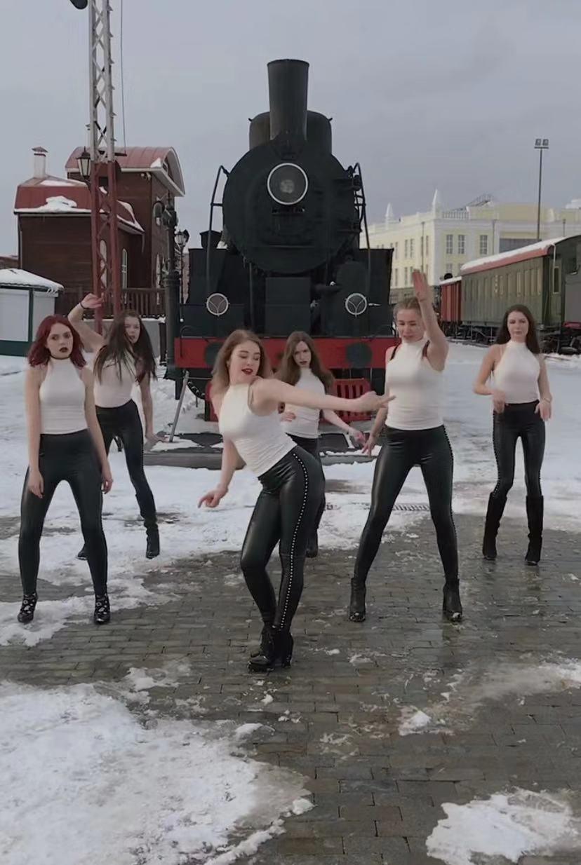 俄罗斯直播圈：高颜值洋妞有吃有聊更有料，还能娶回家…