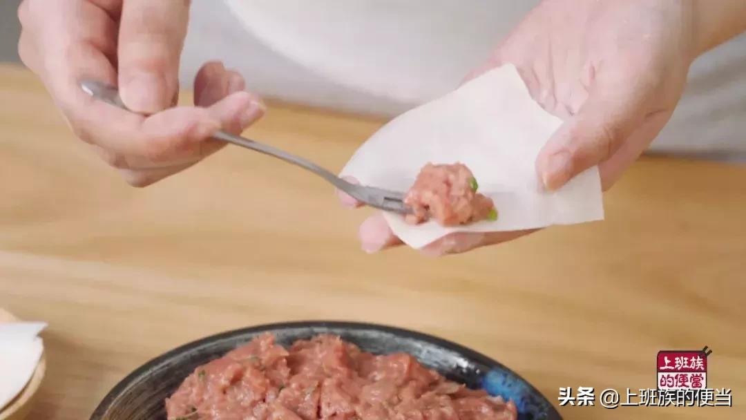 馄饨怎么包才漂亮而且要简单的,馄饨别煮着吃了教你个特色吃法