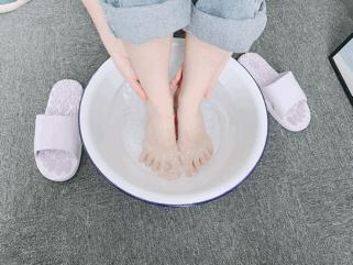 爽炸了！干丑裂的脚皮，一张完整撕掉，敢跟婴儿比姣嫩！