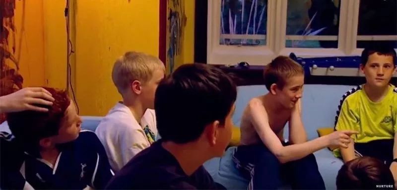 没有大人管的小孩子,没有大人管的孩子