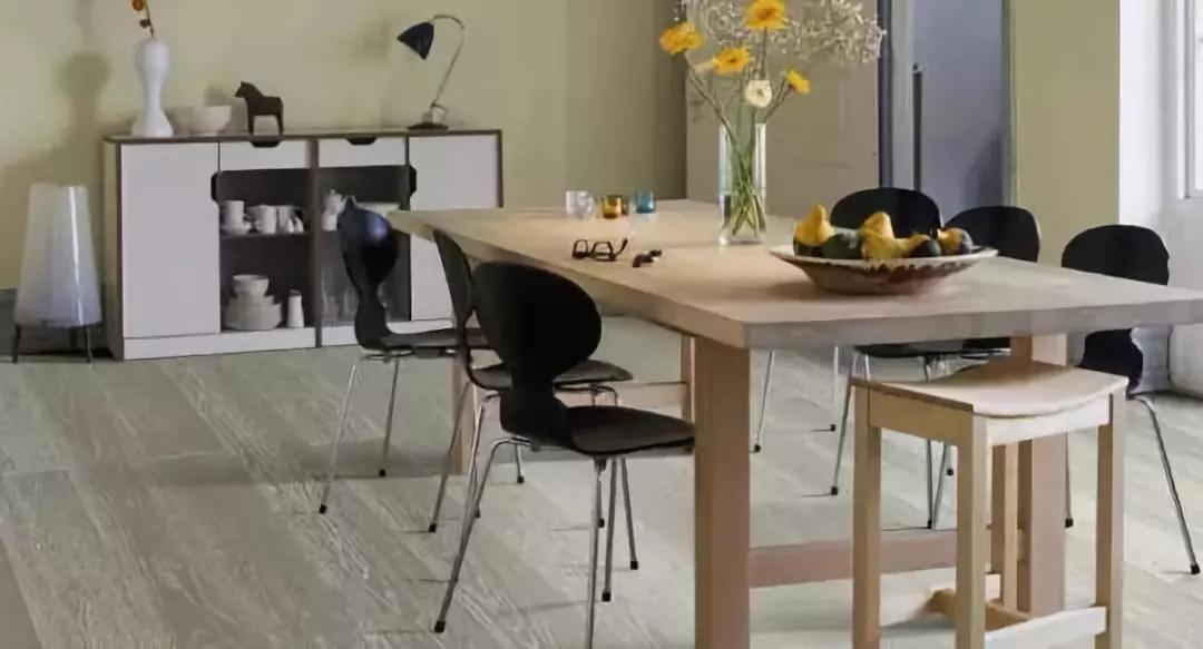 灰色地板搭配什么颜色家具,深色地板搭配家具装修风格