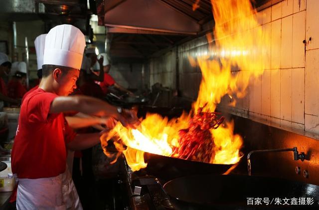 小龙虾原产地潜江深夜小龙虾盛宴,舌尖上的美味小龙虾