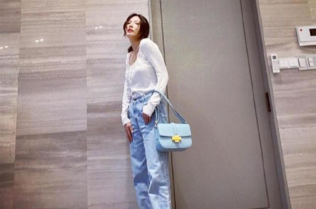 泫雅是个“狠人”！锁骨上钉钉子，伤口红色未消肿，惹粉丝心疼