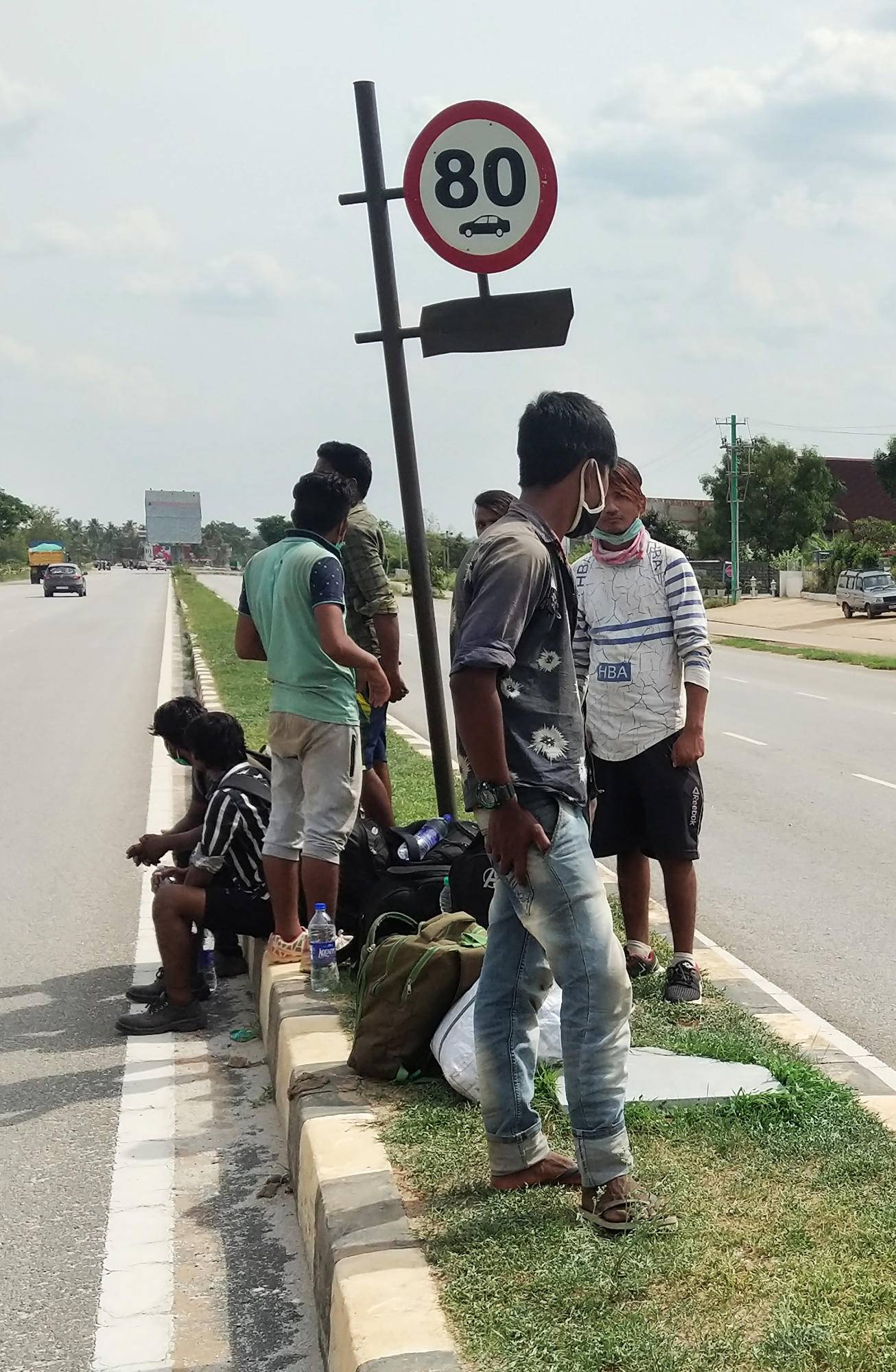 回一趟家要暴走2000公里。这群人的脚下,每寸土地都是辛酸