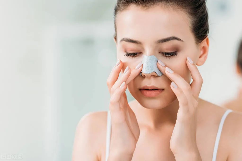 为什么鼻翼两边一直发红痒,为什么鼻翼两侧发红肿