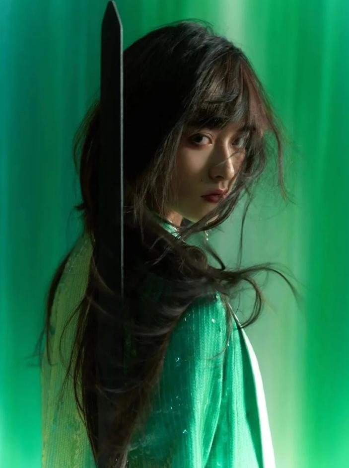 大佬力捧多年没火，“人间富贵花”如今居然凭借几套衣服出圈了？