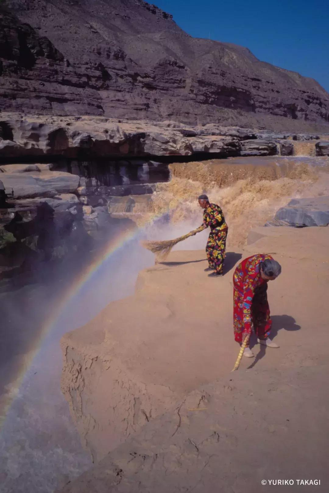 25年前，一个日本人带着天价衣服到中国，给西北人拍了一批硬照