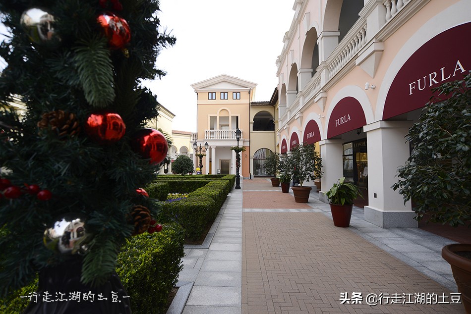 上海佛罗伦萨小镇,奥特莱斯世界名品购物中心,中国奢侈品领导者