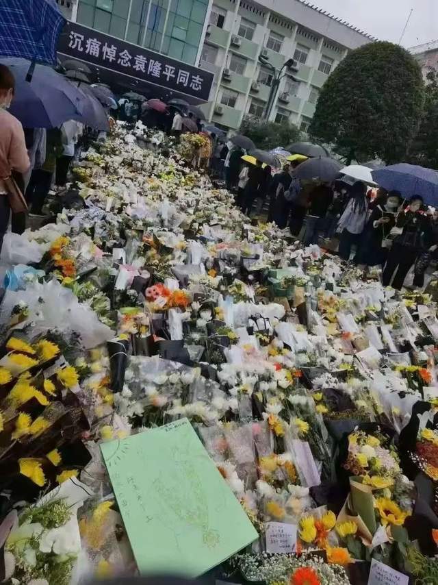 采访悼念袁隆平,长沙市民自发夹道送别袁隆平院士