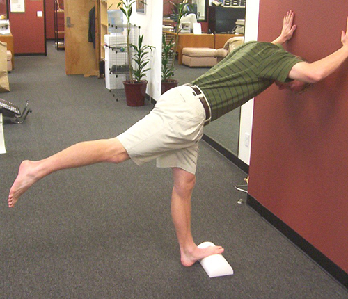 如何拉伸小腿肌肉瑜伽,瑜伽怎么松解小腿