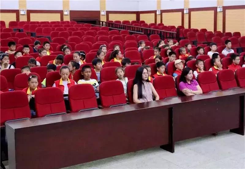 “零距离”体验！青岛小主人报记者团走进黄岛法院