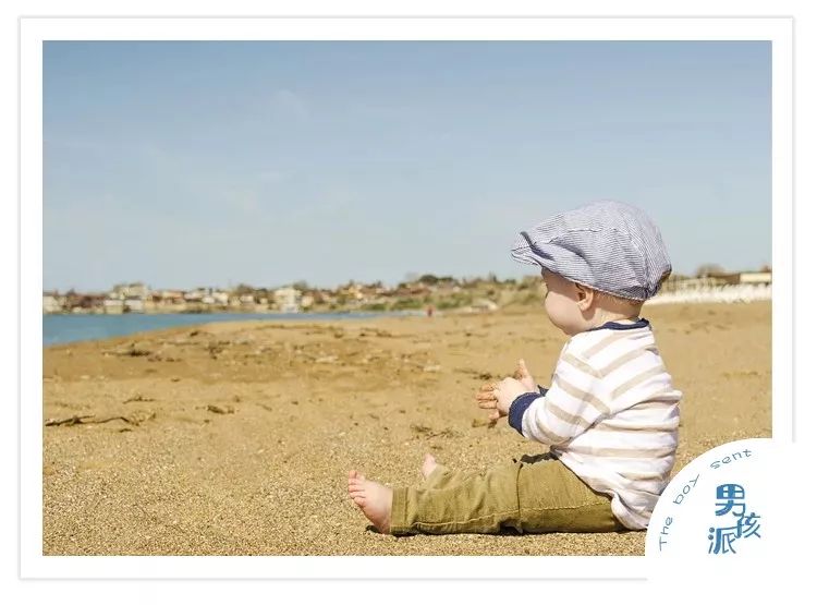 男孩偷用妈妈化妆品,儿子偷用妈妈香水