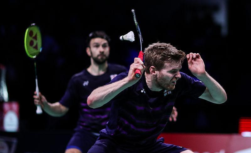 羽毛球把球拍打断是正常的吗,打羽毛球打断球拍是正常现象吗