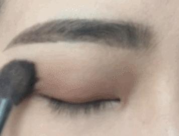 眼影的正确化妆步骤,眼影化妆的正确步骤初学者