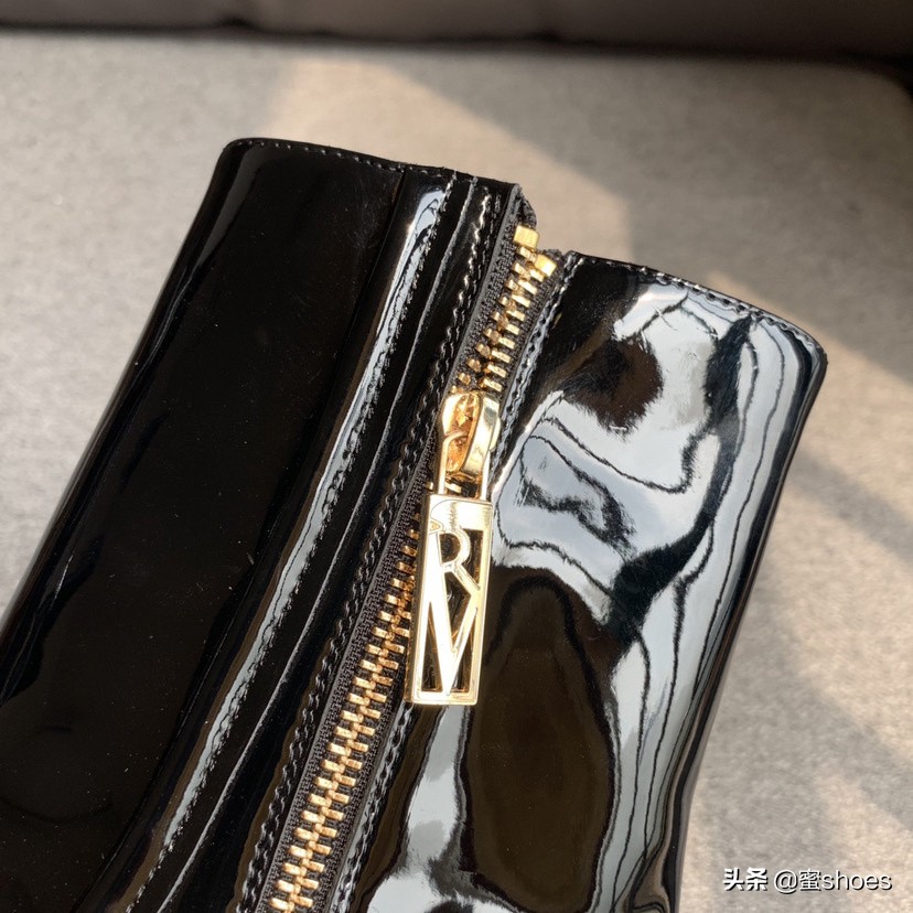 秋冬不能再穿凉鞋,怎么继续性感?RV方跟短皮靴帮你打造大长腿