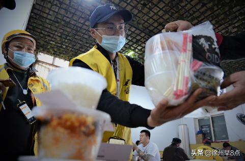 疫情催化徐州线上新经济!美妆柜姐化身带货主播,外卖跑腿行业火