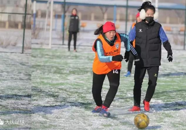 哈尔滨市小学生雪地杯足球赛,为孩子加油比赛