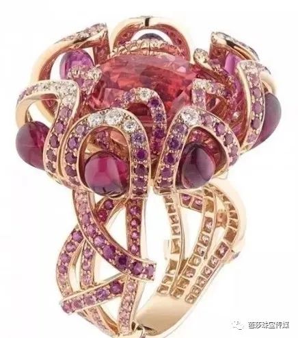 早春最流行的珠宝搭配,什么穿搭可以戴夸张的珠宝